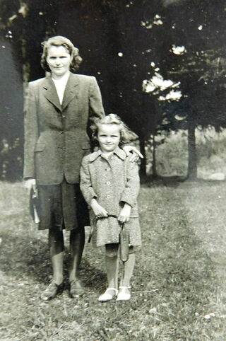 Ludmila Koláčková s matkou Marií. Zdroj: archiv pamětnice